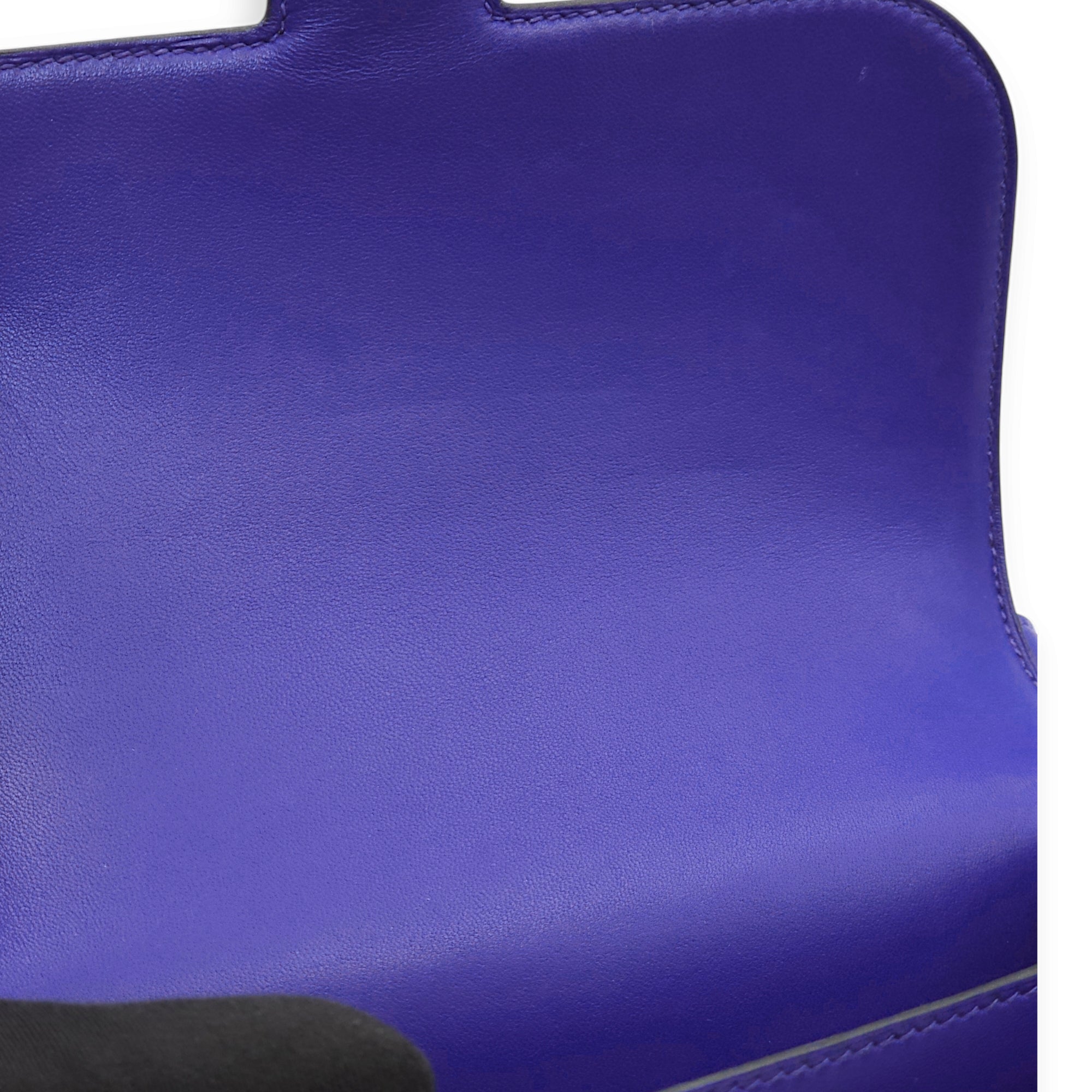 Constance 18 Blue Electric in Tadelakt, Palladium hardware - Image 10